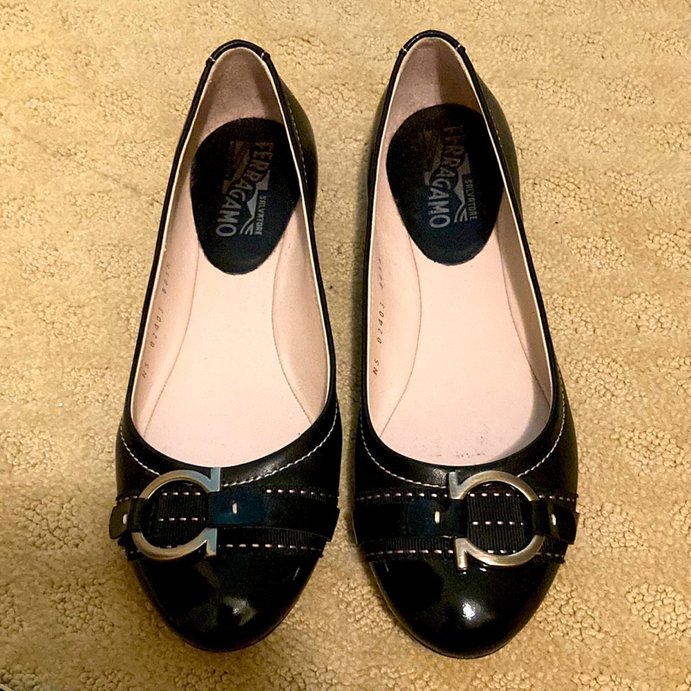 Salvatore Ferragamo leather flats / slip on